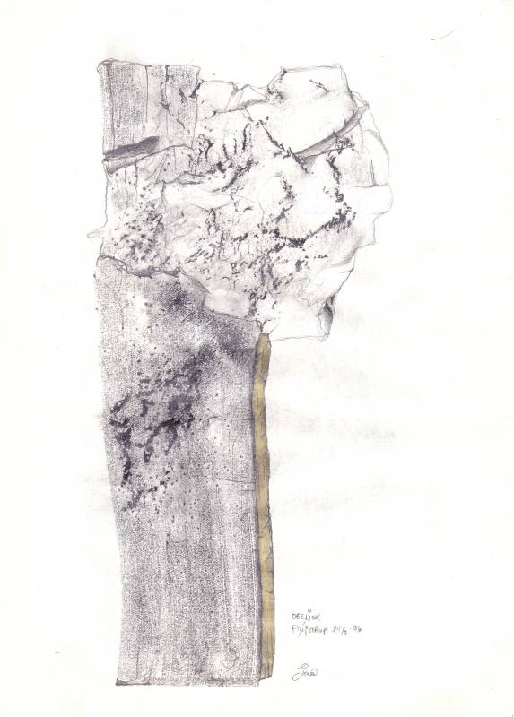 Obelisk 4 - kul, grafit og guld på papir